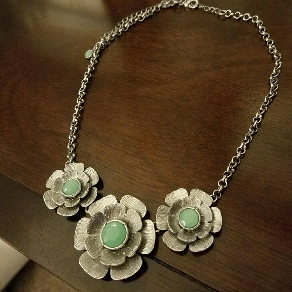 *25% off Bundles!* Lia Sophia Flower Necklace