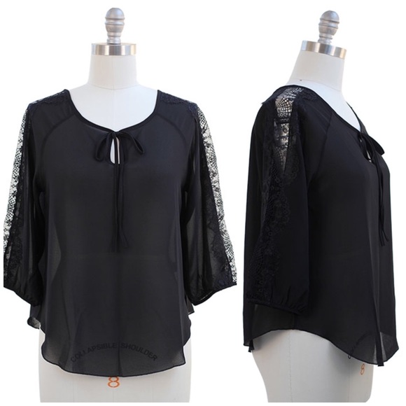 🇺🇸20% OFF BUNDLES🇺🇸 Black blouse w/lace trim