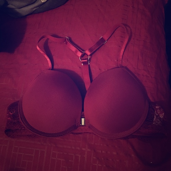 Magnetic clasp bra