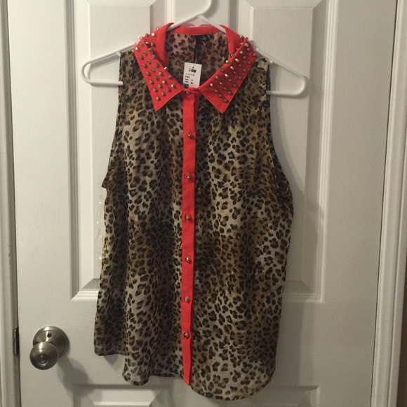 Leopard sleeveless blouse with collar detail