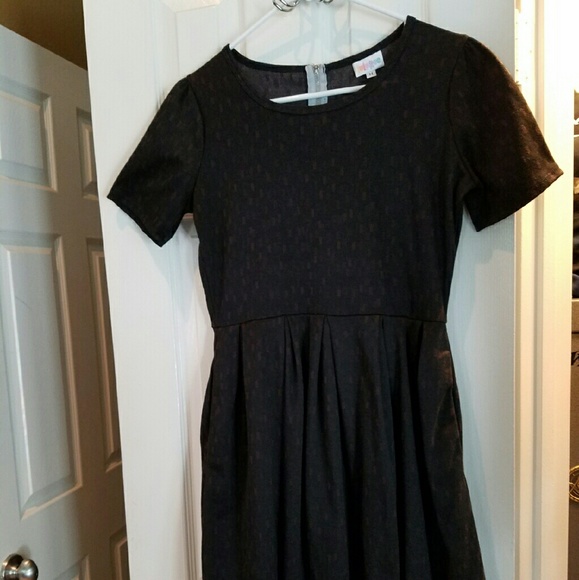 LuLaRoe Dresses & Skirts - Lularoe Med. Amelia Dress