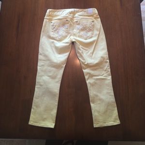 Size 1/2 yellow Capri with pocket detail