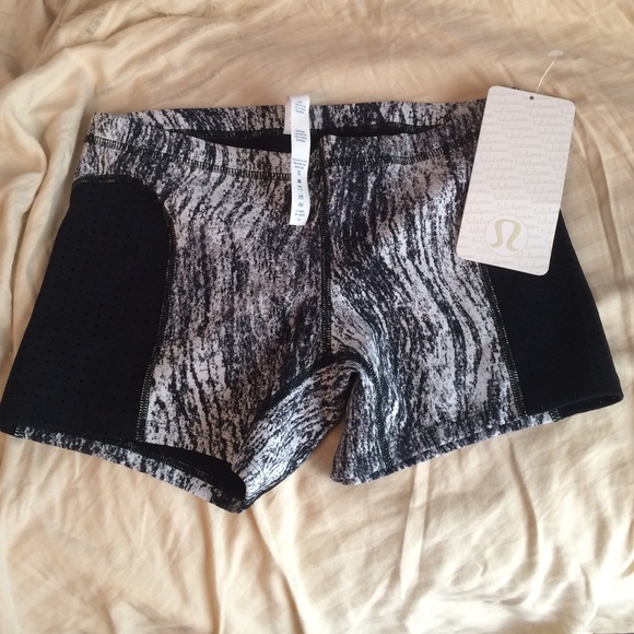 NWT lululemon short (size 4)