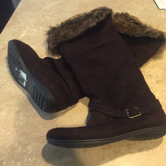 Knee high flat boots with faux fur
