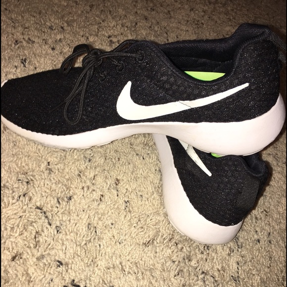 Nike Shoes - Women's size 10 Nike Roshes