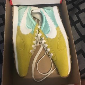 Women's Nike pre Montreal rcr vintage