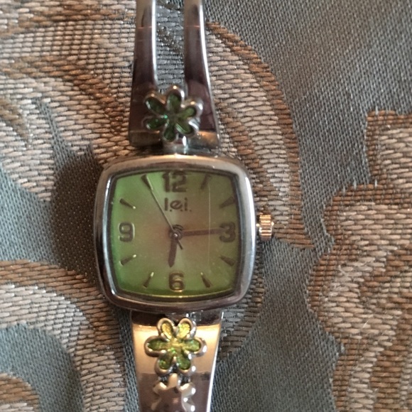 Brand new L.E.I. Watch, green, with moving flowers