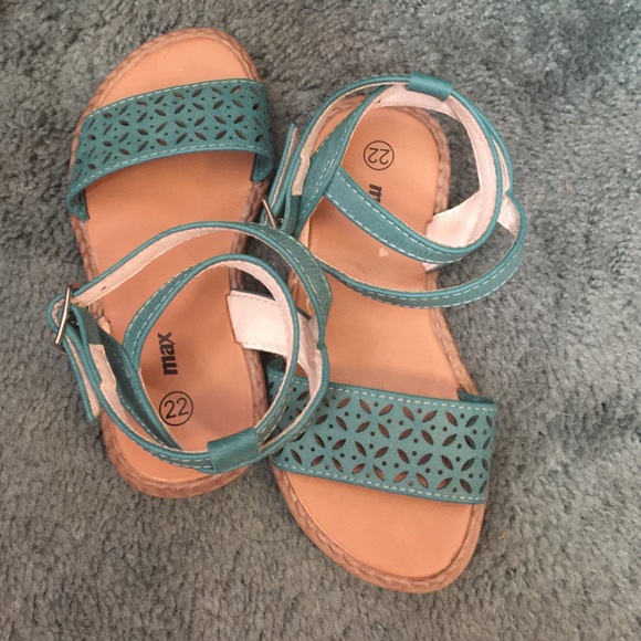 Sale🎉🎉 Sandals - Picture 2 of 3