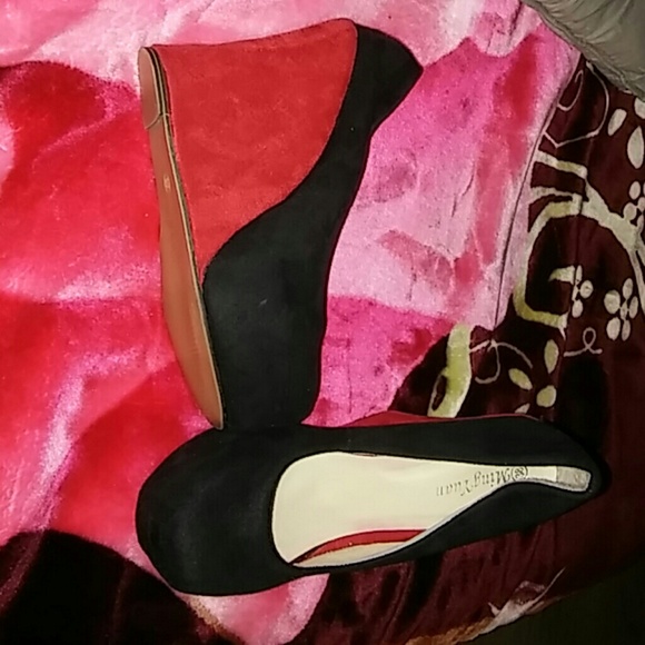 Wadges balck and red size 38 its like a size 6.5 - Picture 3 of 4