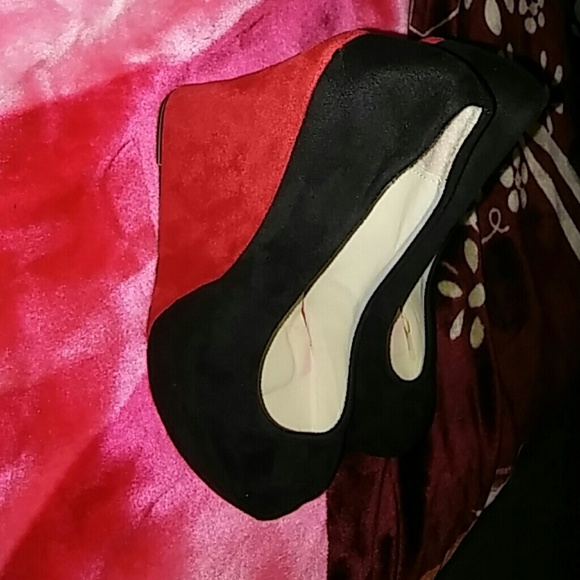 Wadges balck and red size 38 its like a size 6.5 - Picture 4 of 4