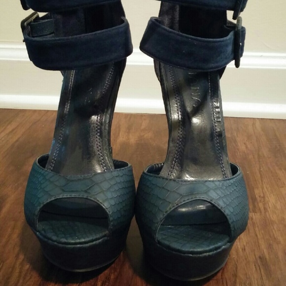 Shoes - Picture 3 of 4