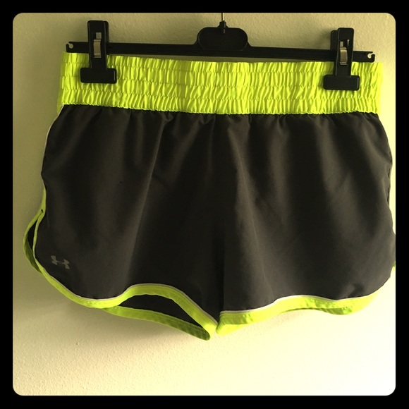 Athletic shorts with lining.