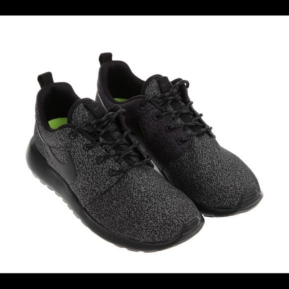 Nike Shoes - Black roshes with print