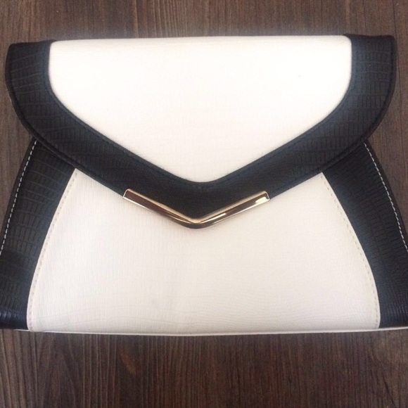 Black/white clutch