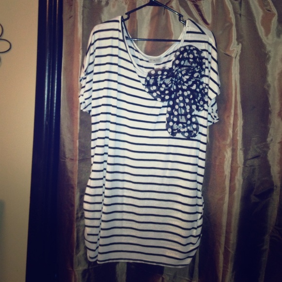 Striped flower top, Plus NWOT