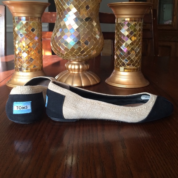 (TOMS) Stroll through summer time in these!