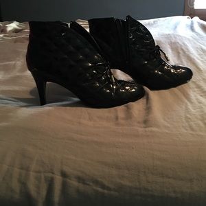 Quilted-look short black patent boots