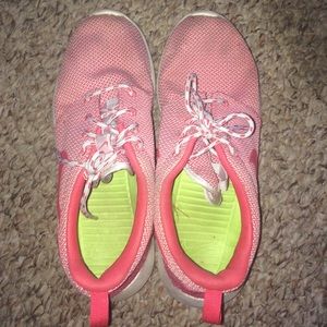Pink nike roshe run
