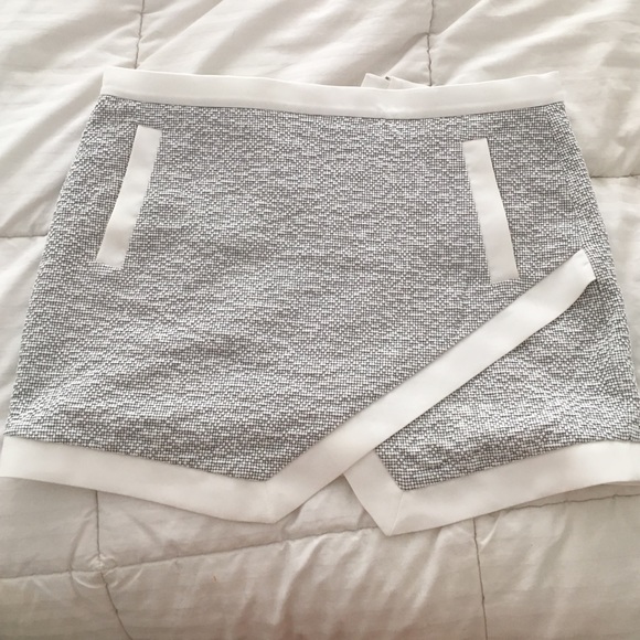 Banana Republic black and white boucle skirt
