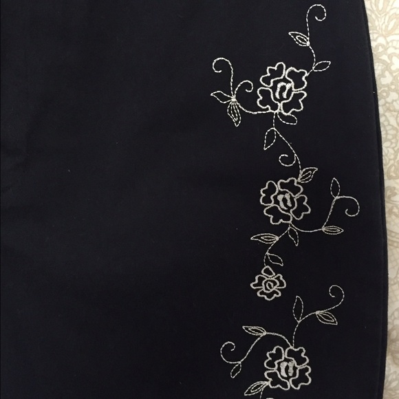 🌼 Embroidered Pants - Picture 3 of 4