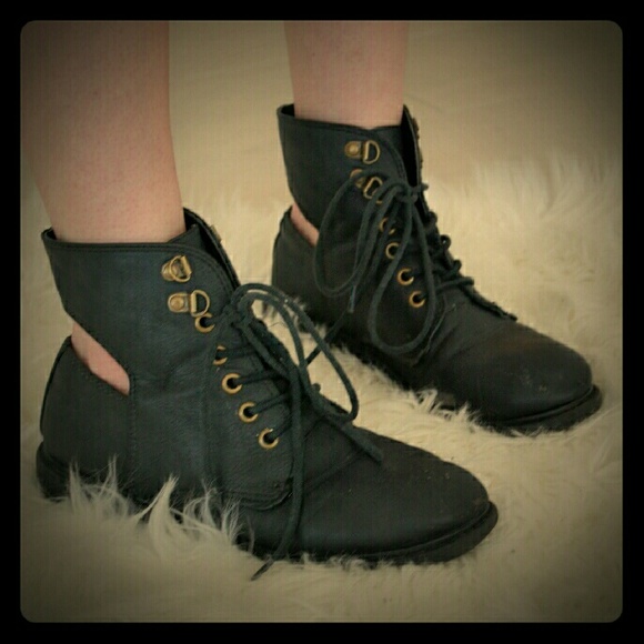 🎉SALE🎉 Super Cute Cut Out Shoes x