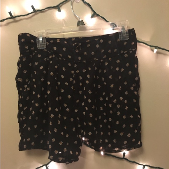 🌼NWOT Tulle Daisy Print Shorts🌼