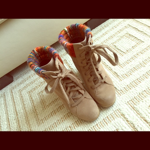 Shoes - Beautiful unique beige booties😍