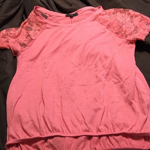 Short sleeve shirt with lace sleeves