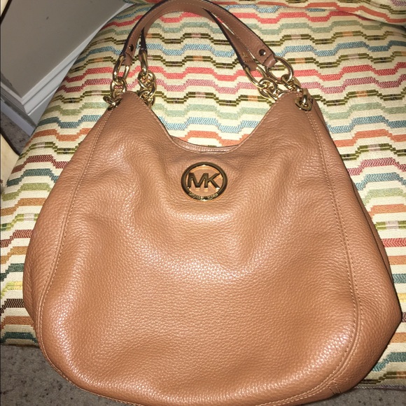 Michael Kors Handbags - 💯 Authentic Michael Kors shoulder handbag