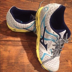 Mizuno athletic shoes size 7