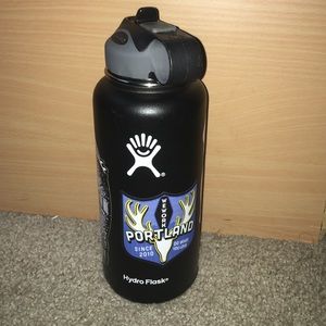 Authentic Black 32 oz Hydro Flask