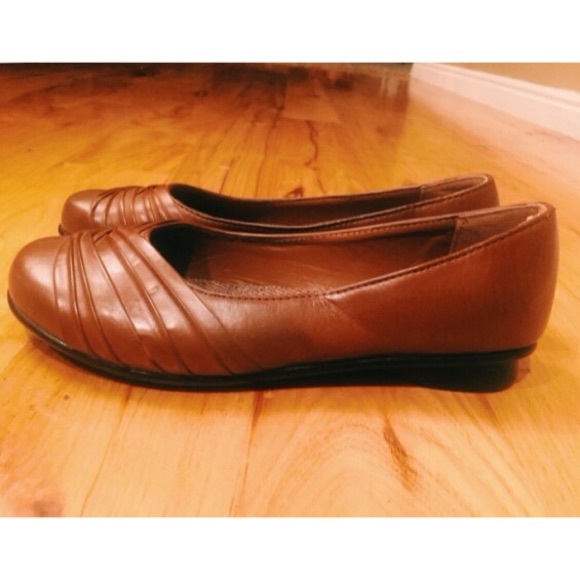 Tan flats - Picture 2 of 3