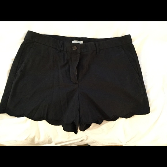 Gap black scallop hem shorts