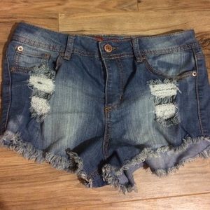 Ripped blue jean shorts 🌻
