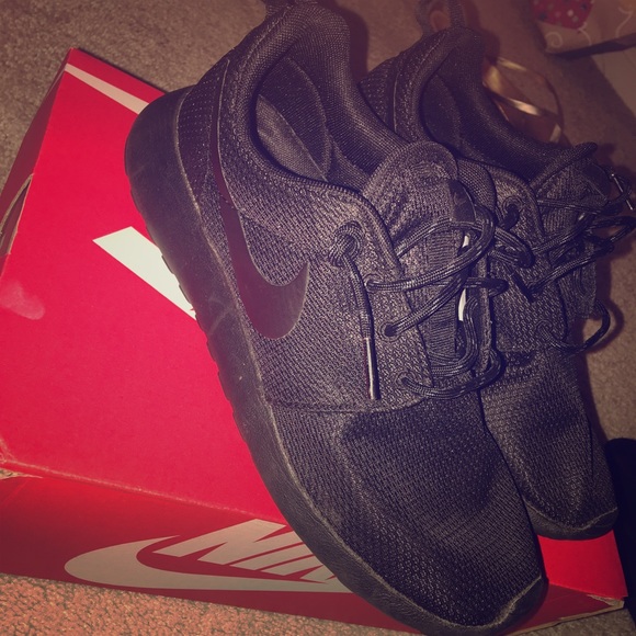 Nike Roshe Runs women's size 7.5