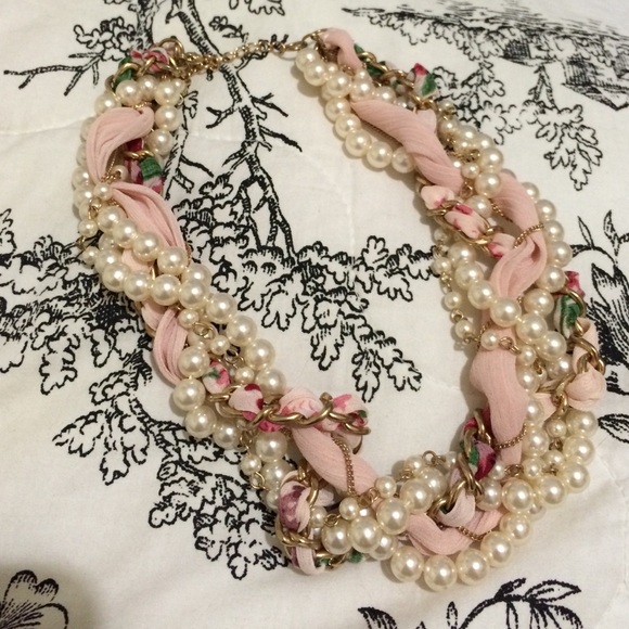 Beautiful Pearl tangled necklace