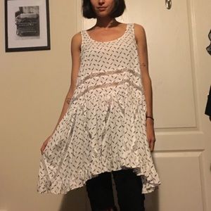 Sleeveless feather print tunic