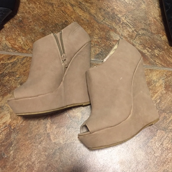 Dollhouse peep toe wedges.