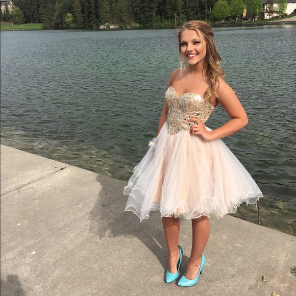 BEAUTIFUL champagne prom/homecoming dress 💙