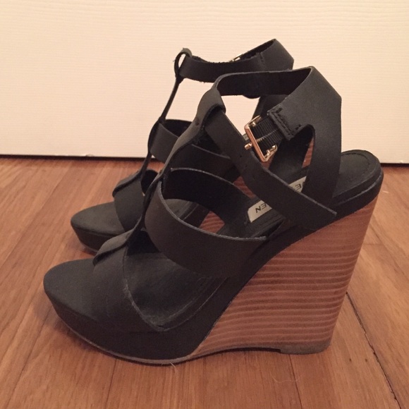 IRIS BLACK WEDGES STEVE MADDEN SIZE: 6