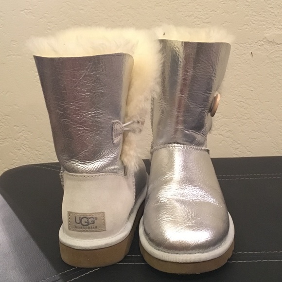 Silver UGG boots with wooden button - Picture 2 of 5