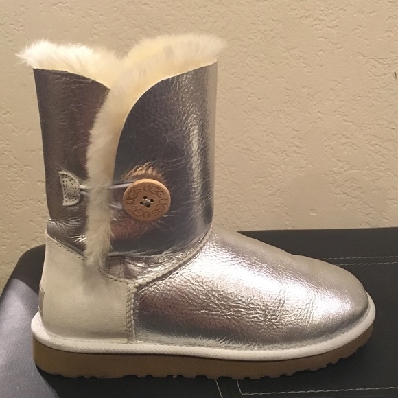 Silver UGG boots with wooden button - Picture 3 of 5