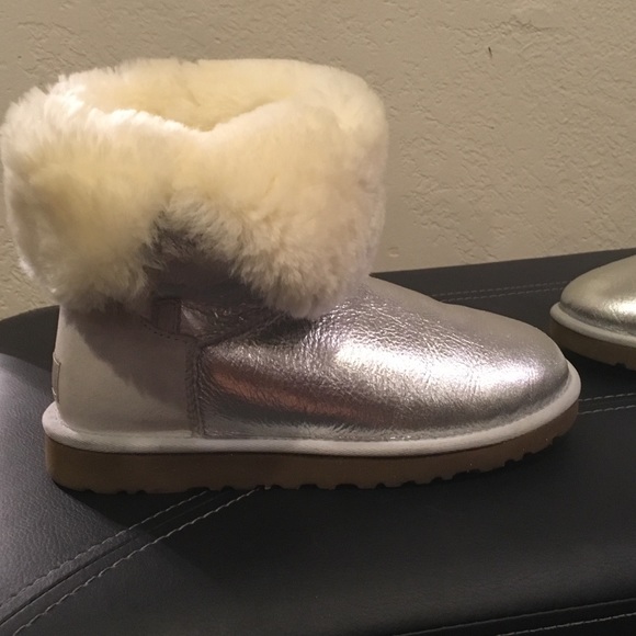 Silver UGG boots with wooden button - Picture 4 of 5