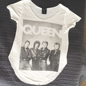 QUEEN white tee