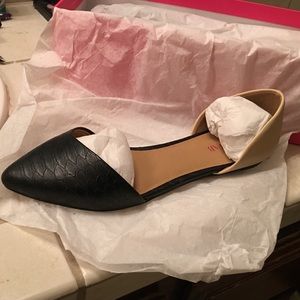 Cute flats  have a skinny heel slip off