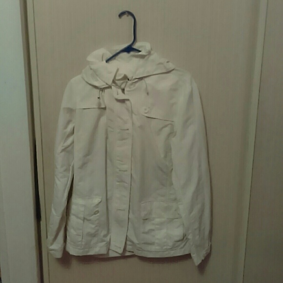 White rain/ wind breaker