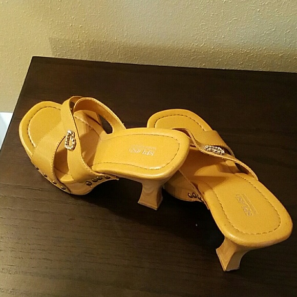 Sandals - Picture 1 of 3