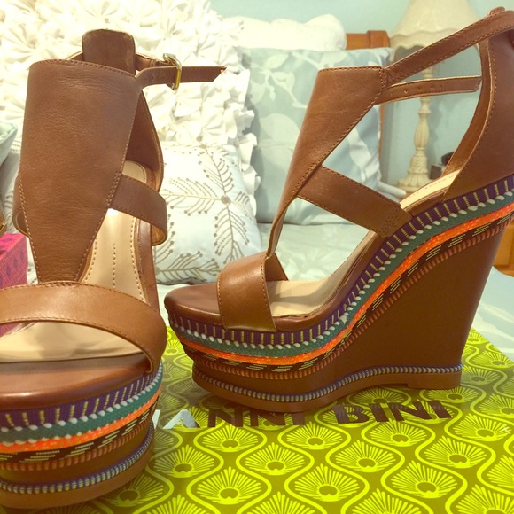 ONE DAY SALE ⚡️ Gianni Bini multicolor Tan Wedge