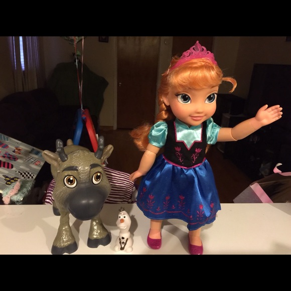 toddler anna and sven