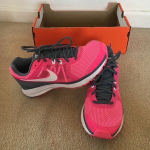 Neon Pink NWT Nike Shoes!!🎉🎊✨✨